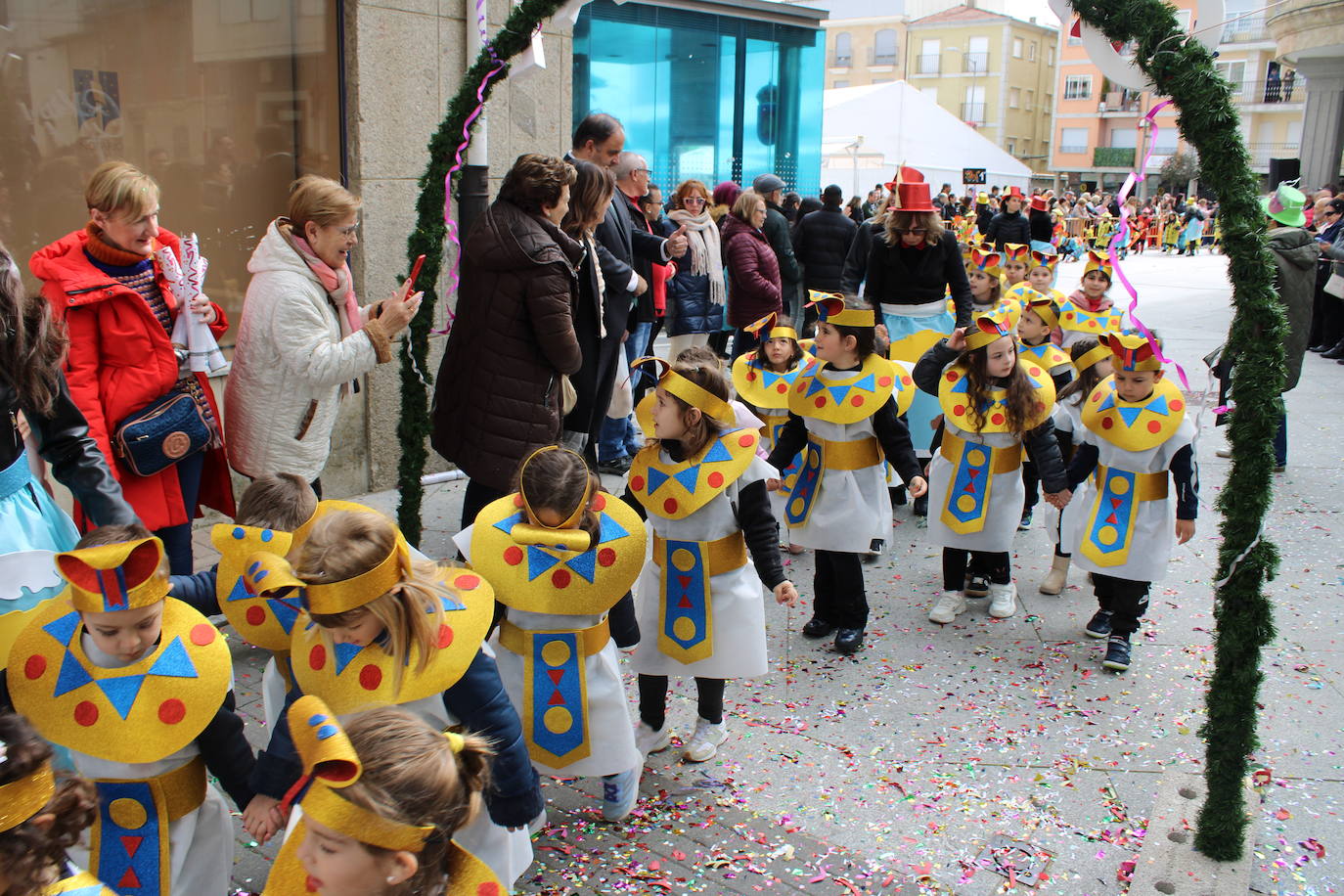 El desfile escolar hace vibrar a Guijuelo con una jornada llena de colorido y música