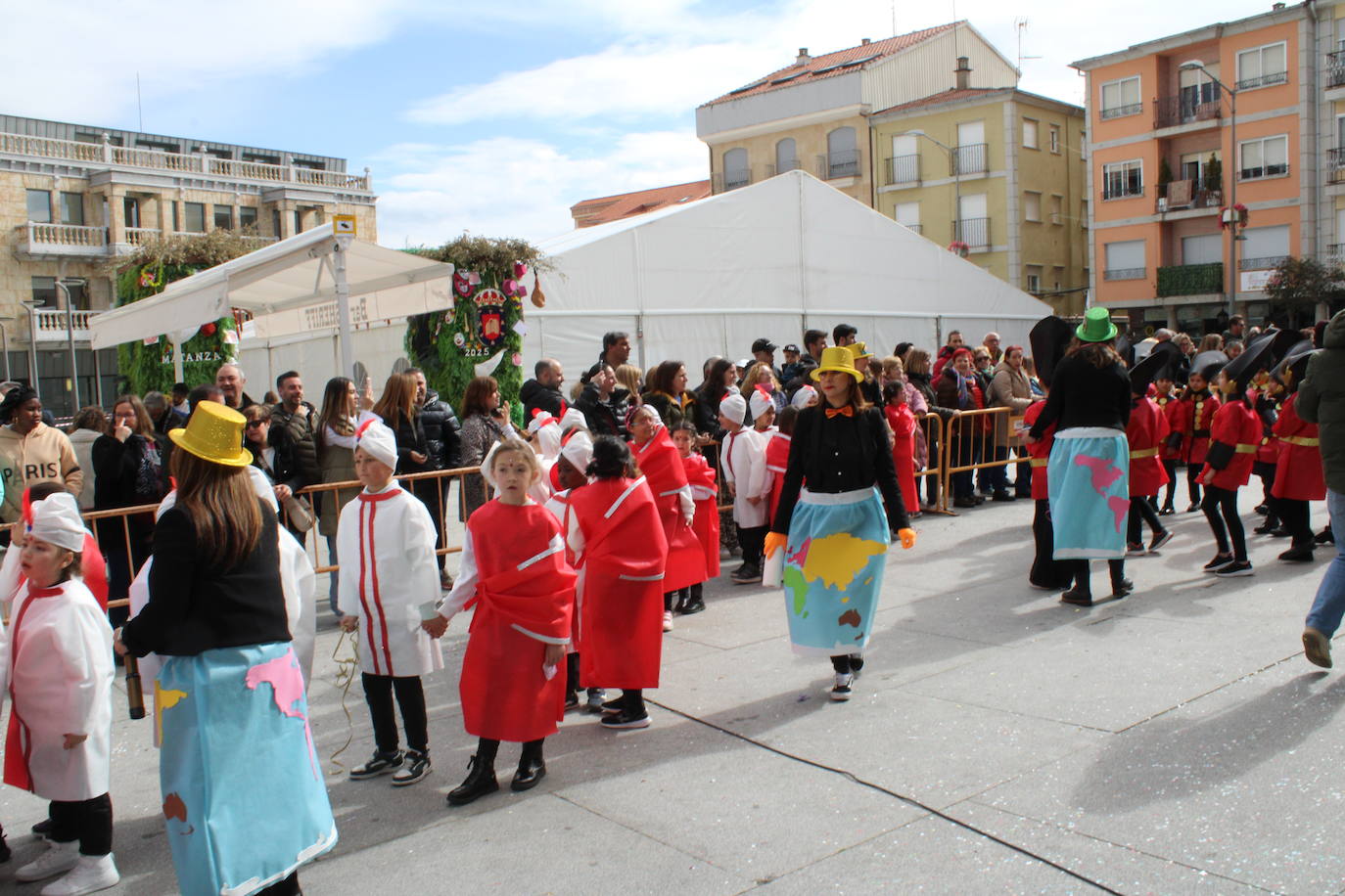 El desfile escolar hace vibrar a Guijuelo con una jornada llena de colorido y música