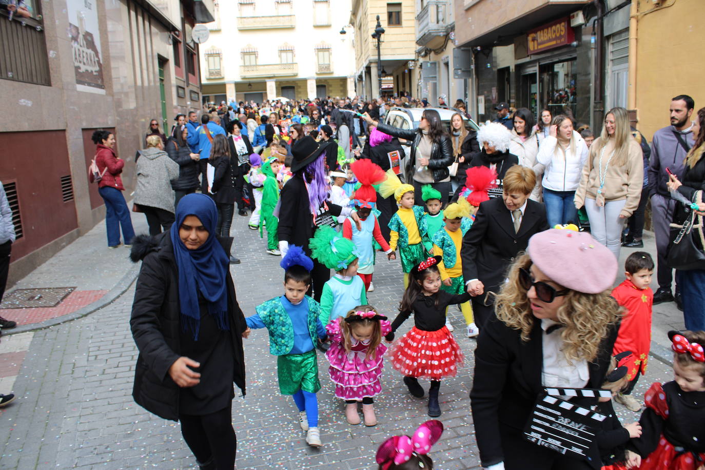 El desfile escolar hace vibrar a Guijuelo con una jornada llena de colorido y música