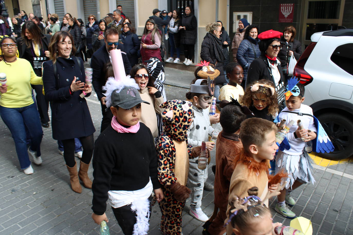 El desfile escolar hace vibrar a Guijuelo con una jornada llena de colorido y música