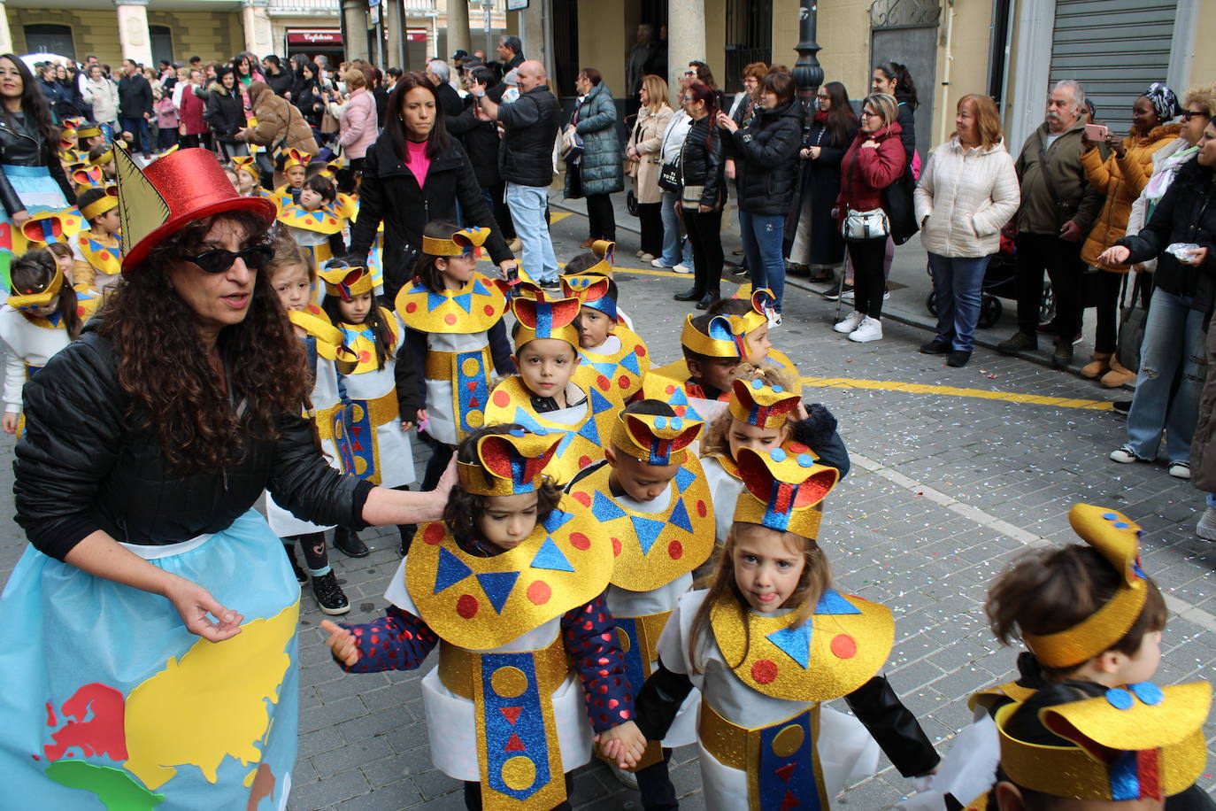 El desfile escolar hace vibrar a Guijuelo con una jornada llena de colorido y música