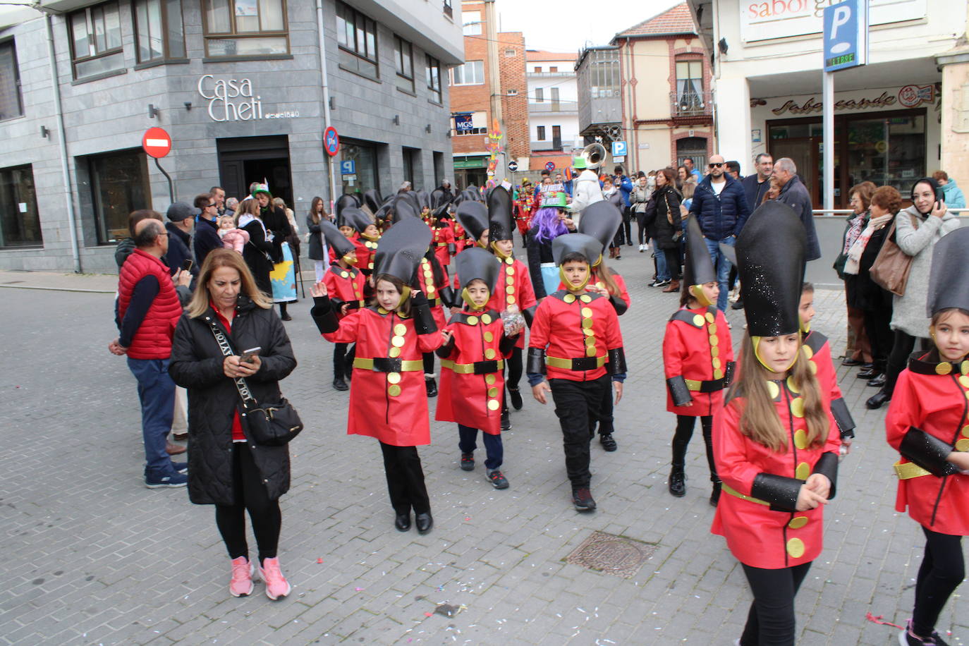 El desfile escolar hace vibrar a Guijuelo con una jornada llena de colorido y música