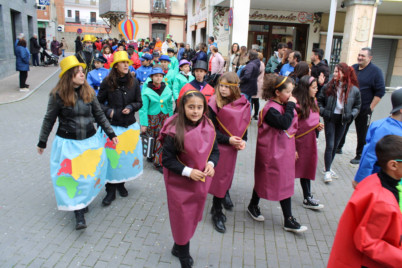 El desfile escolar hace vibrar a Guijuelo con una jornada llena de colorido y música