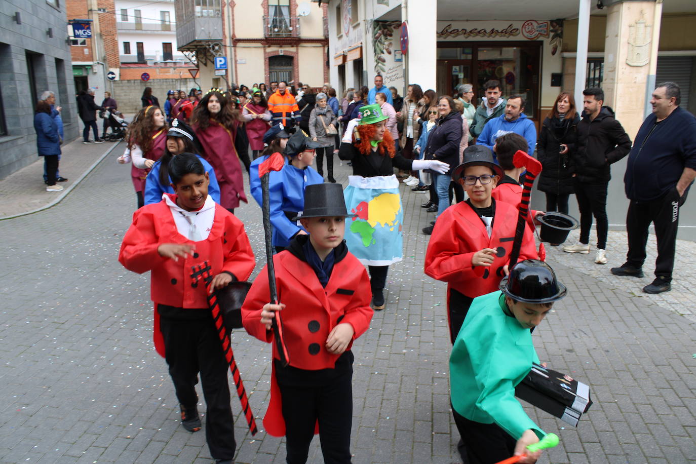 El desfile escolar hace vibrar a Guijuelo con una jornada llena de colorido y música