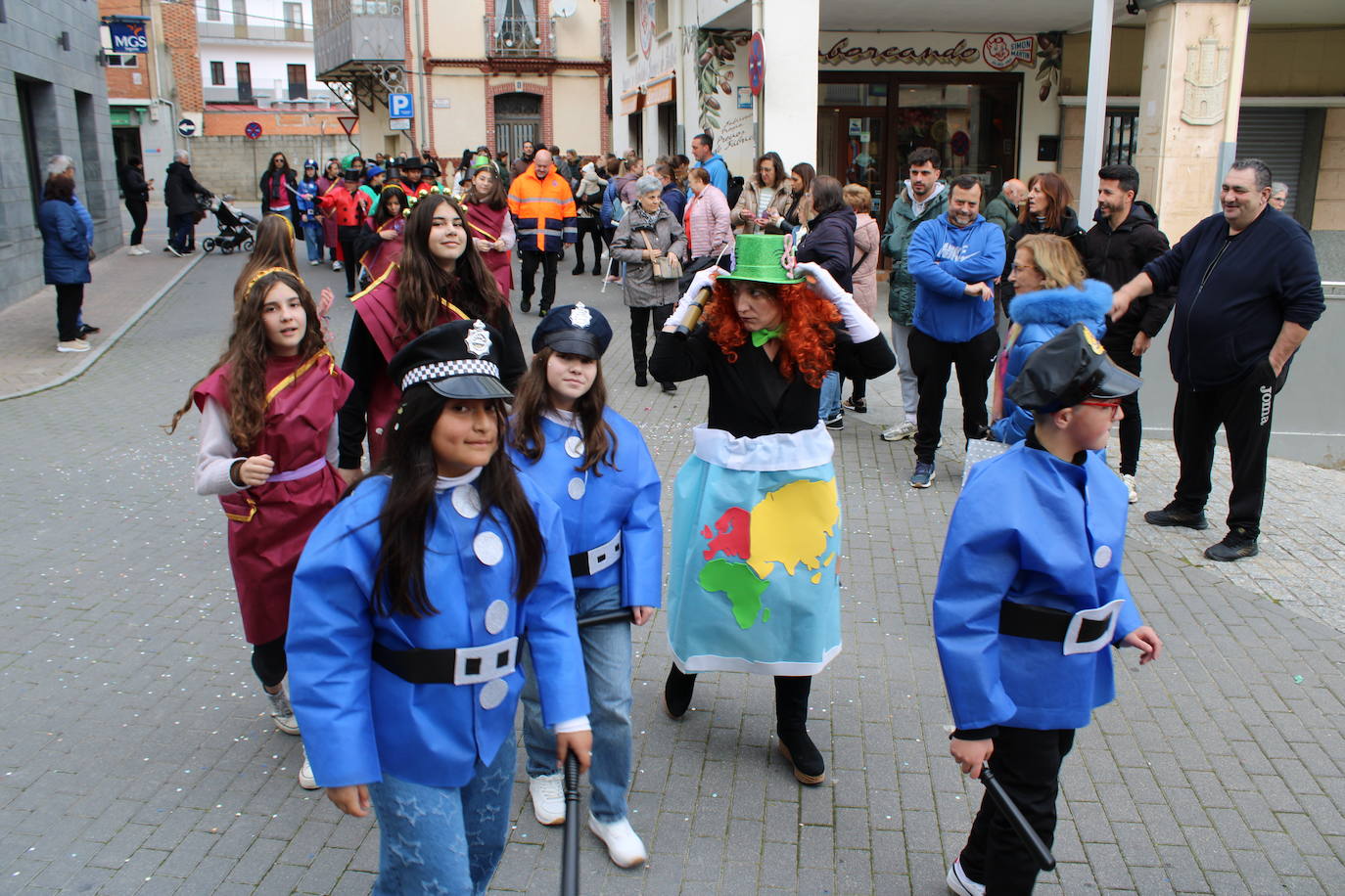 El desfile escolar hace vibrar a Guijuelo con una jornada llena de colorido y música