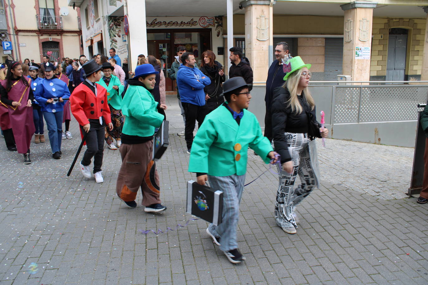 El desfile escolar hace vibrar a Guijuelo con una jornada llena de colorido y música