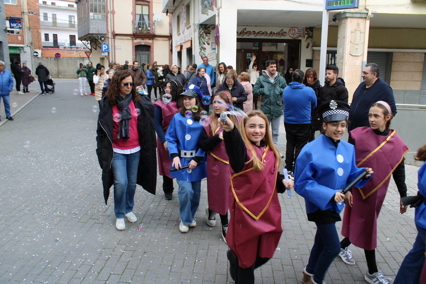 El desfile escolar hace vibrar a Guijuelo con una jornada llena de colorido y música