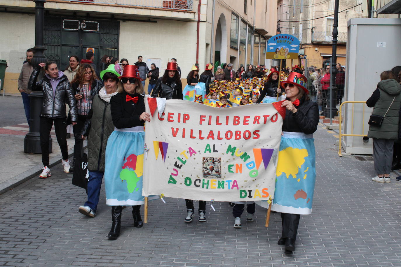 El desfile escolar hace vibrar a Guijuelo con una jornada llena de colorido y música