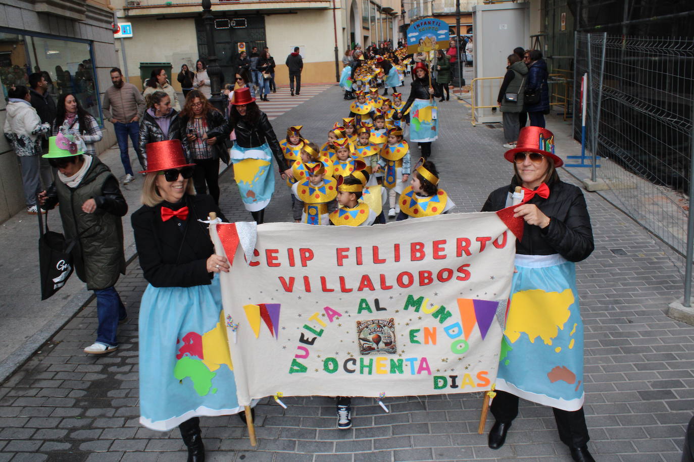 El desfile escolar hace vibrar a Guijuelo con una jornada llena de colorido y música