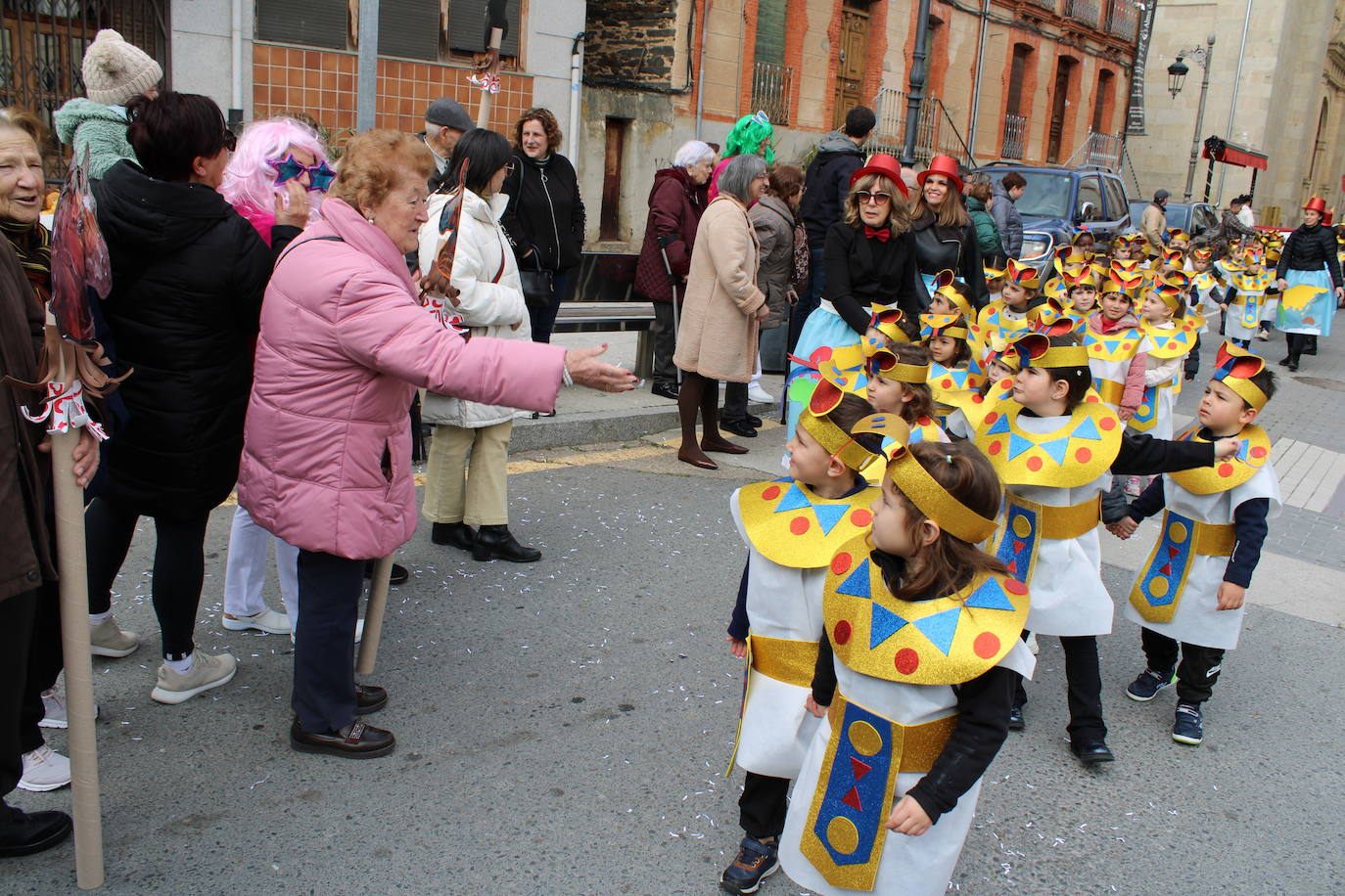 El desfile escolar hace vibrar a Guijuelo con una jornada llena de colorido y música