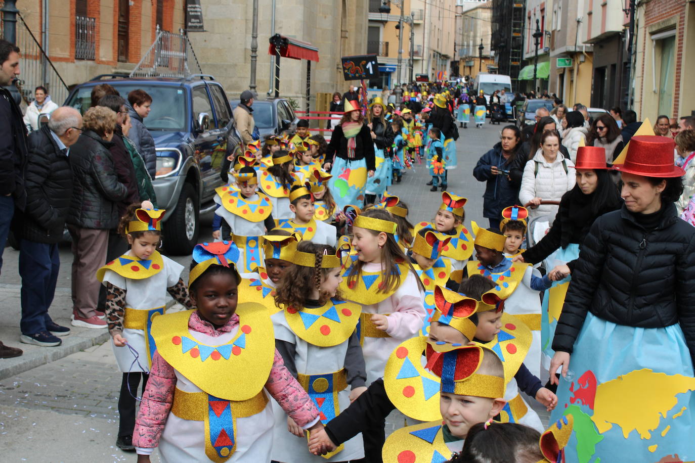 El desfile escolar hace vibrar a Guijuelo con una jornada llena de colorido y música