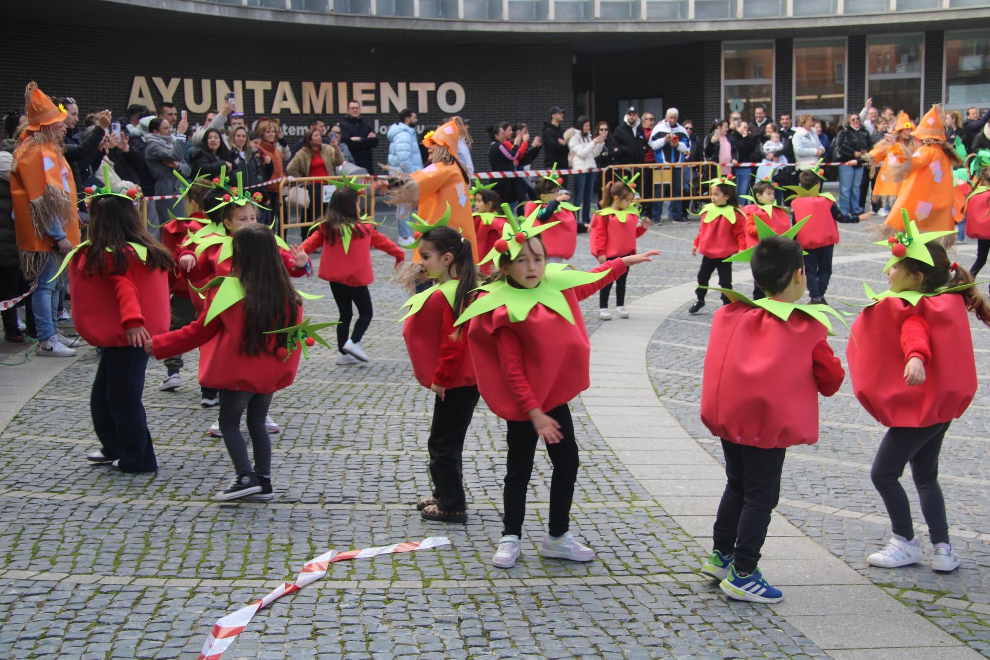 Colorido estreno infantil del carnaval en la plaza de España de Santa Marta de Tormes