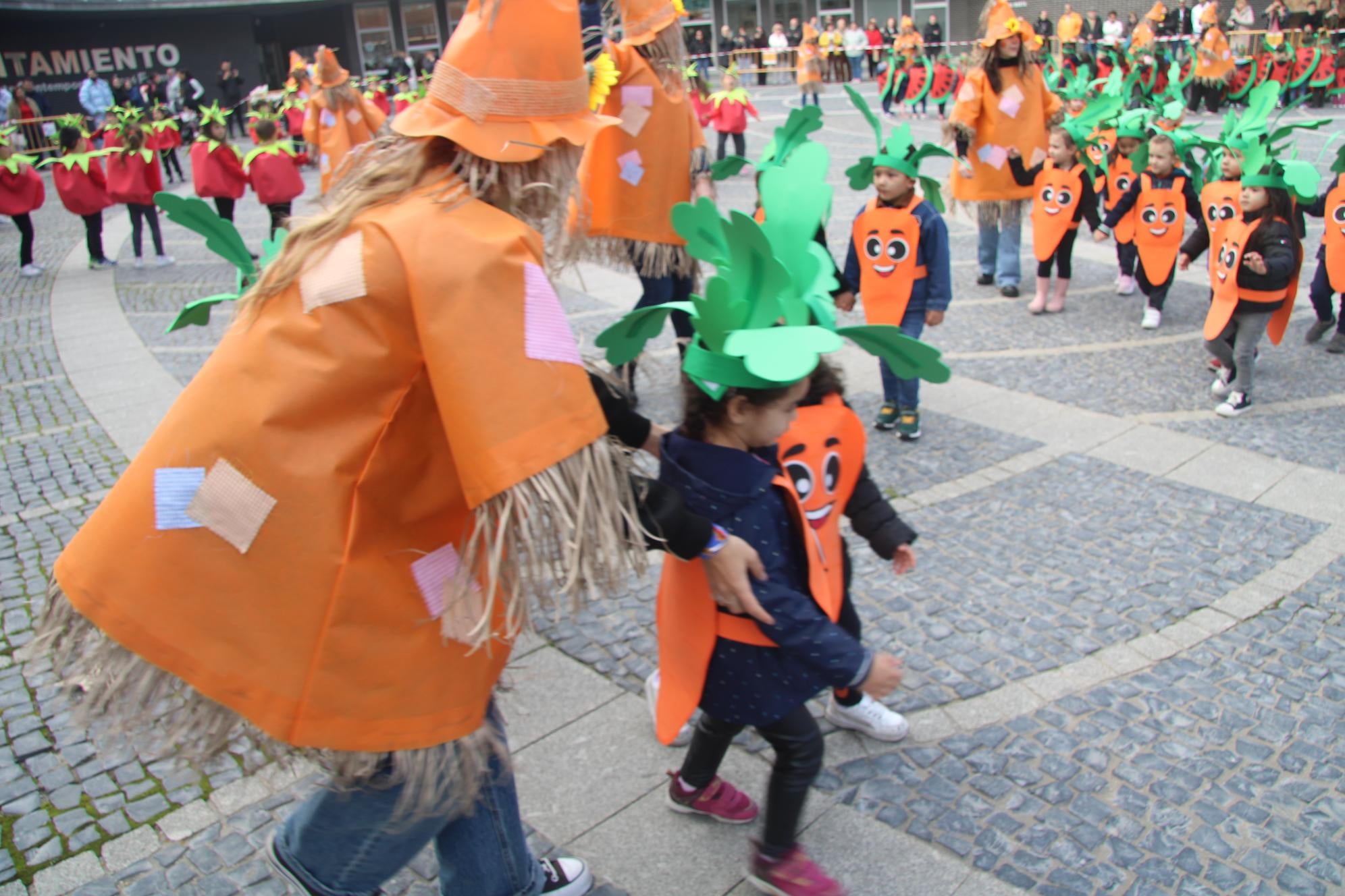 Colorido estreno infantil del carnaval en la plaza de España de Santa Marta de Tormes