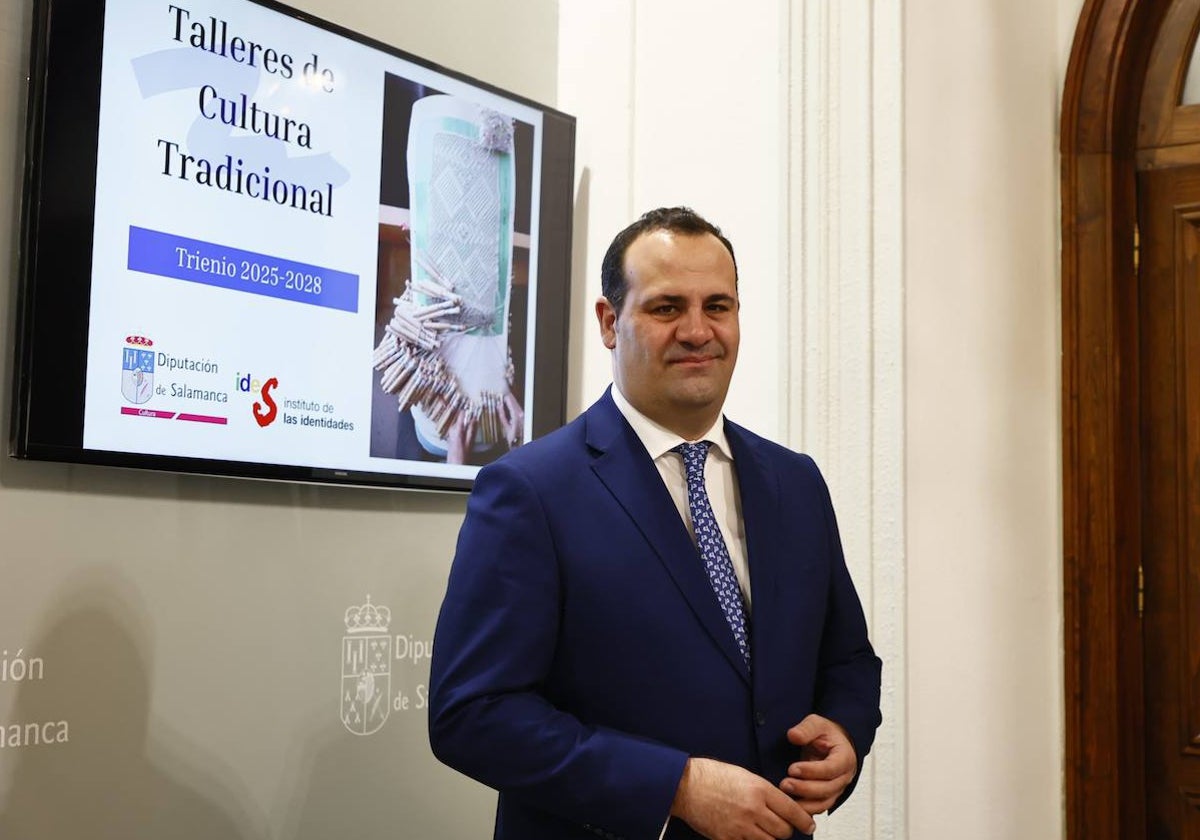 El diputado de cultura, David Mingo, en la rueda de prensa de presentación de la convocatoria. ALMEIDA