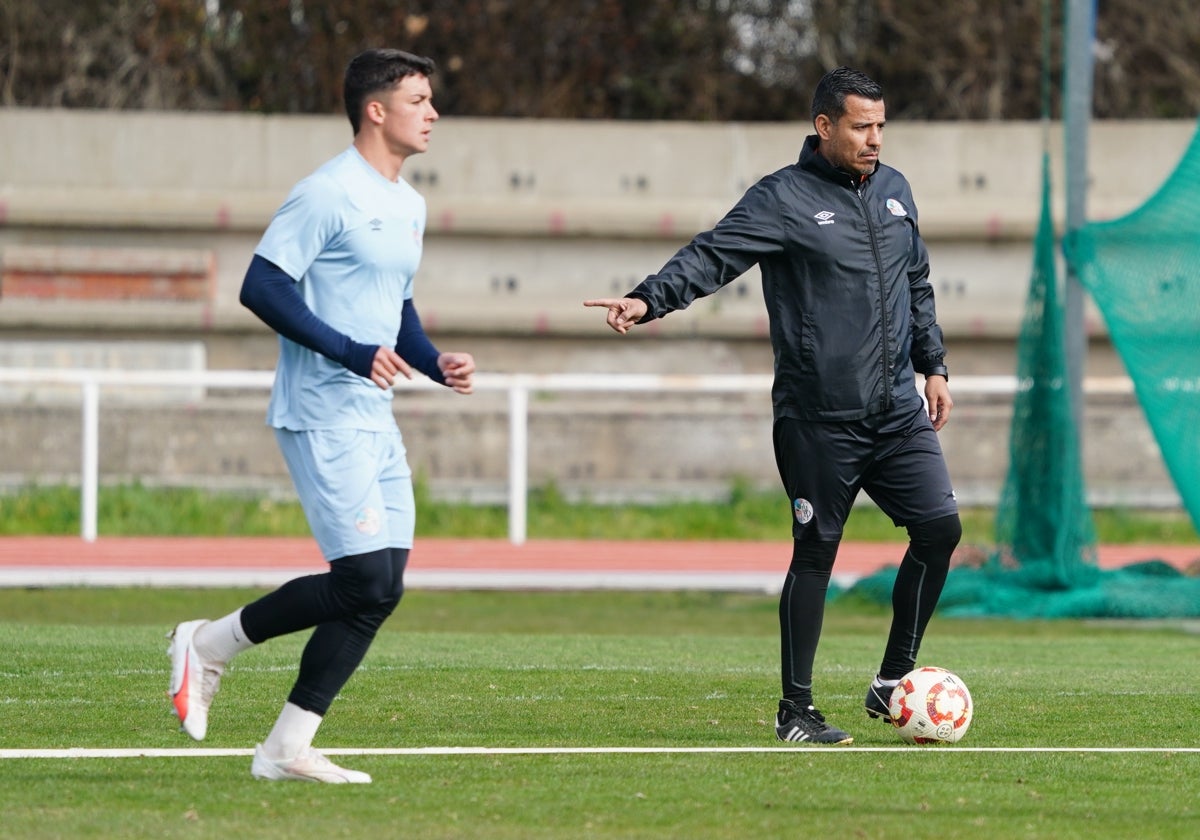 Rubén Cantero, junto a Rafa Dueñas en el entrenamiento de este jueves en Las Pistas.