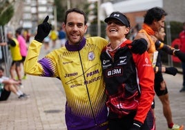 Juan Bueno Losada y Gema Martín celebran su triunfo en la Media Maratón el año pasado.