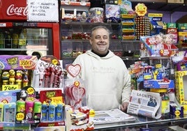 Francisco Sánchez en su quiosco de la avenida de Los Cipreses.