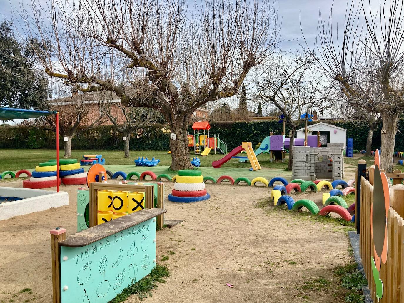 Los Rosales: un cole diferente con los niños como protagonistas jugando en la naturaleza