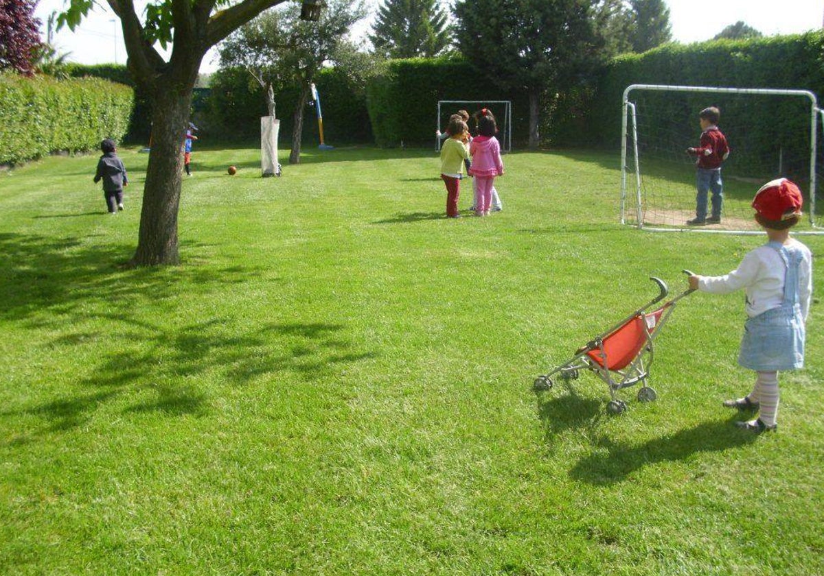 Los Rosales: un cole diferente con los niños como protagonistas jugando en la naturaleza