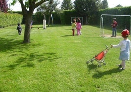 Los Rosales: un cole diferente con los niños como protagonistas jugando en la naturaleza