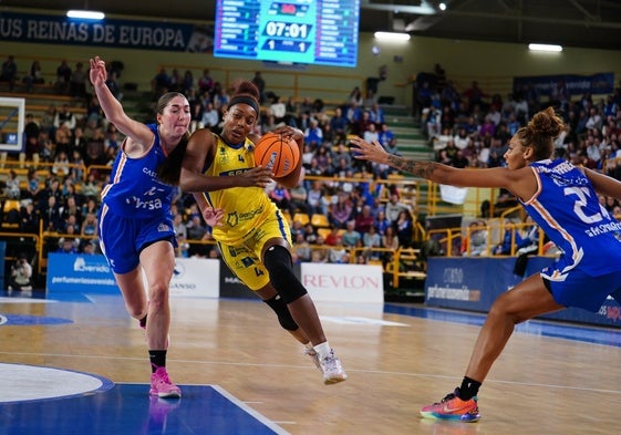 Sierra Calhoun, entre Lekovic y Herbet-Harrigan en Würzburg en su último partido con Gran Canaria.