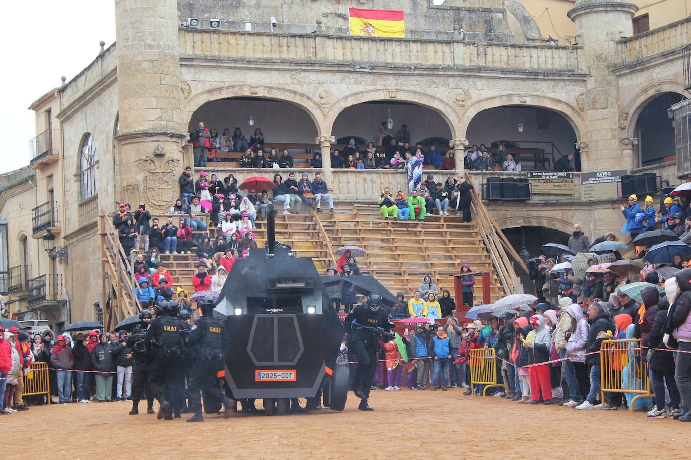 El desfile de disfraces del Carnaval del Toro resiste al frío y el agua