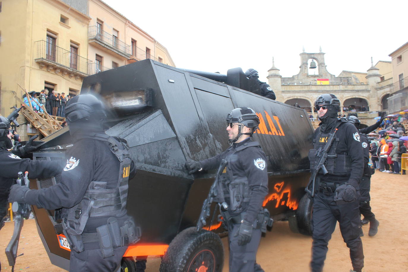 El desfile de disfraces del Carnaval del Toro resiste al frío y el agua