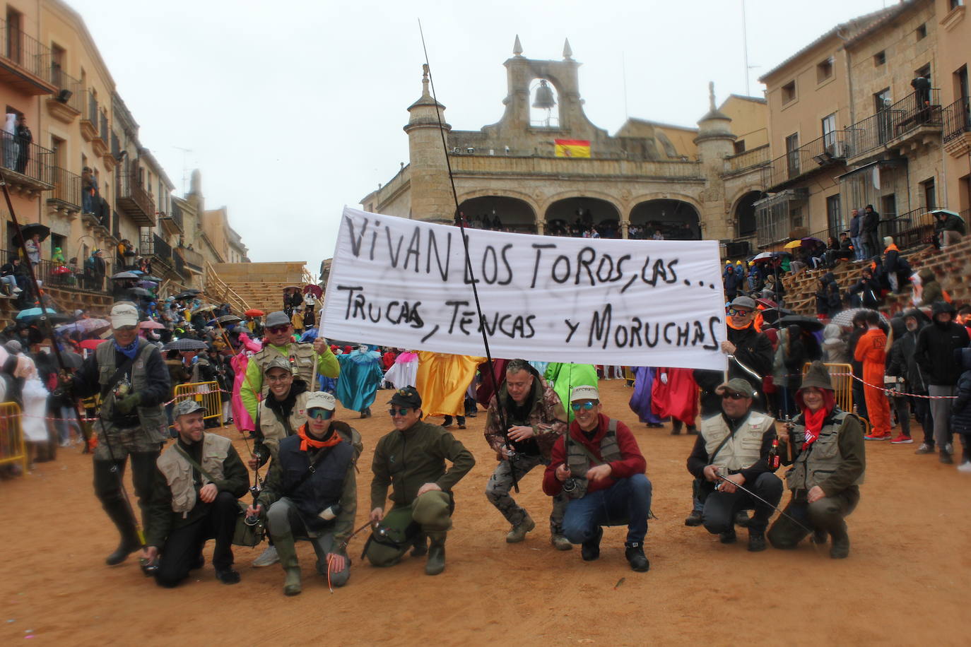 El desfile de disfraces del Carnaval del Toro resiste al frío y el agua