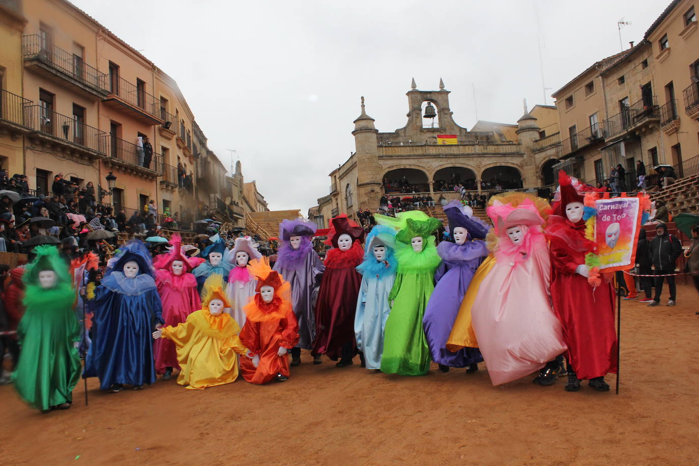 El desfile de disfraces del Carnaval del Toro resiste al frío y el agua