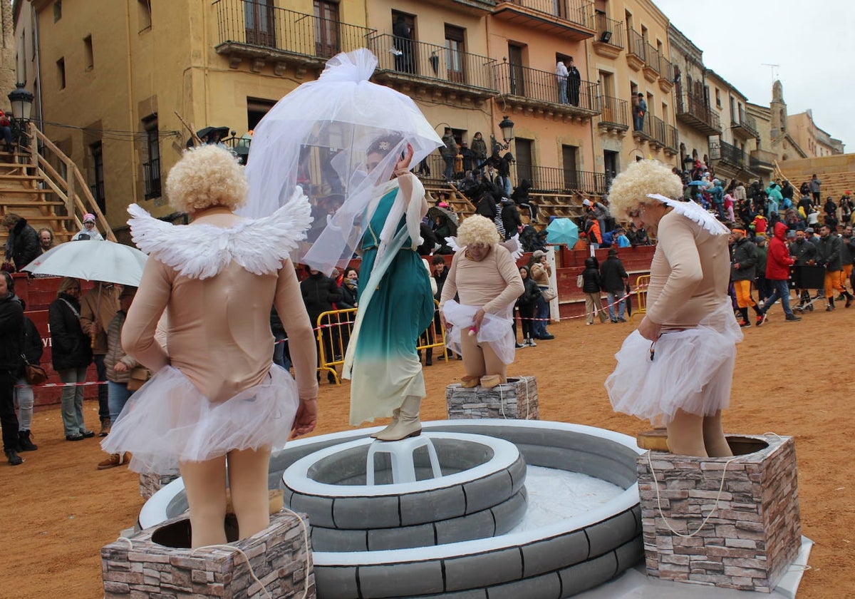 El desfile de disfraces del Carnaval del Toro resiste al frío y el agua