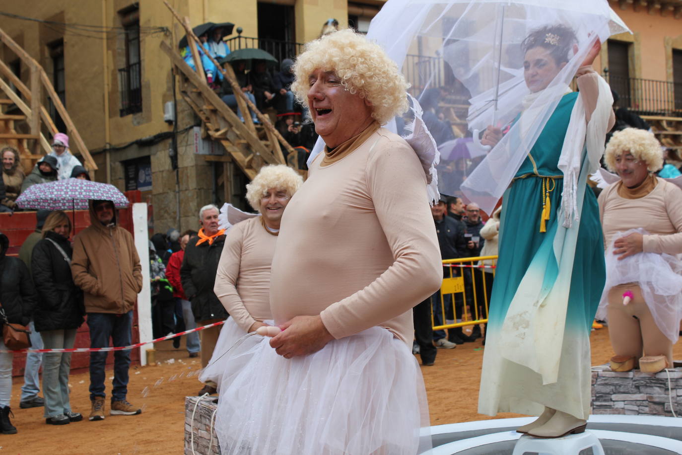 El desfile de disfraces del Carnaval del Toro resiste al frío y el agua