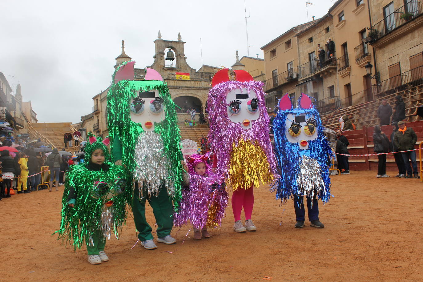 El desfile de disfraces del Carnaval del Toro resiste al frío y el agua