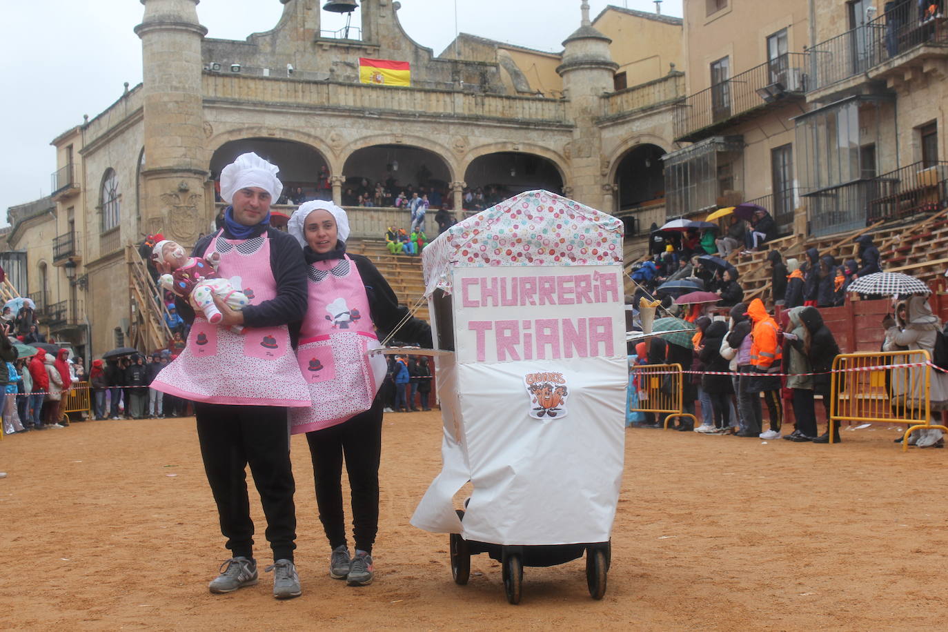 El desfile de disfraces del Carnaval del Toro resiste al frío y el agua