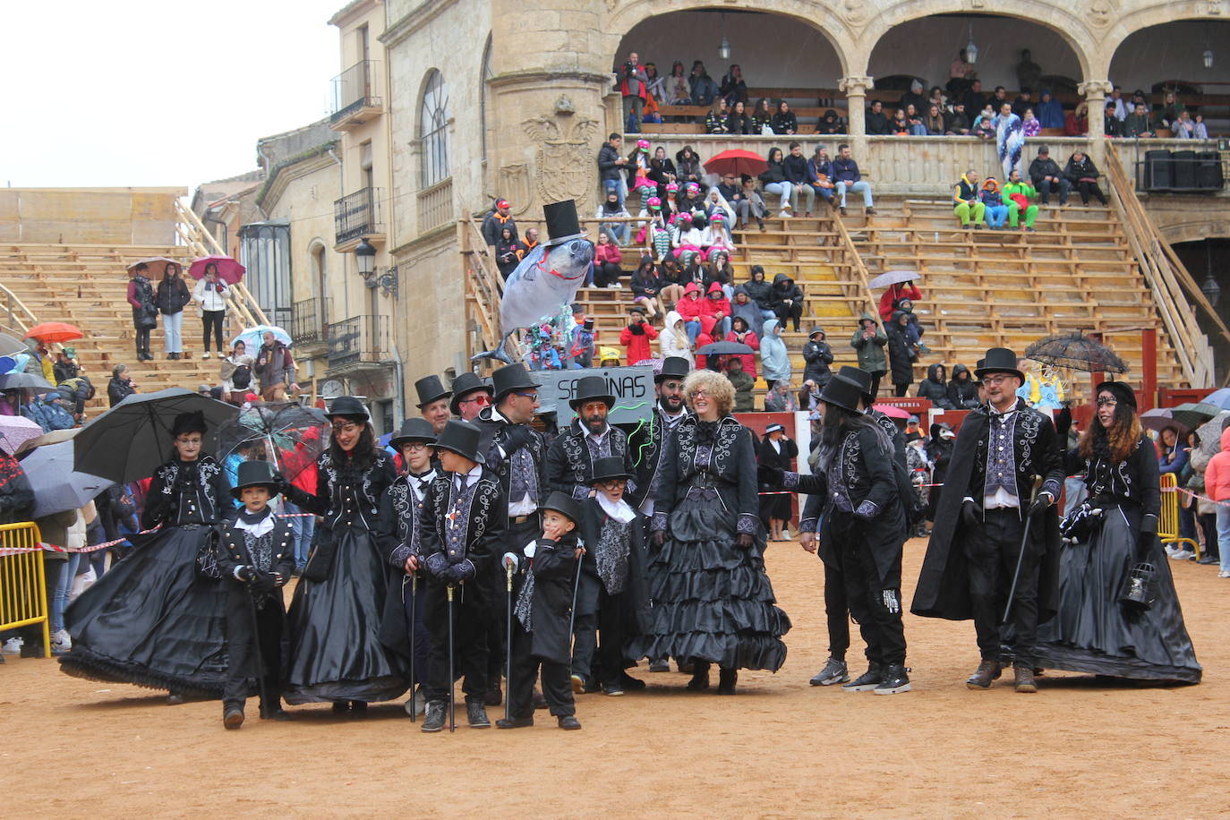 El desfile de disfraces del Carnaval del Toro resiste al frío y el agua