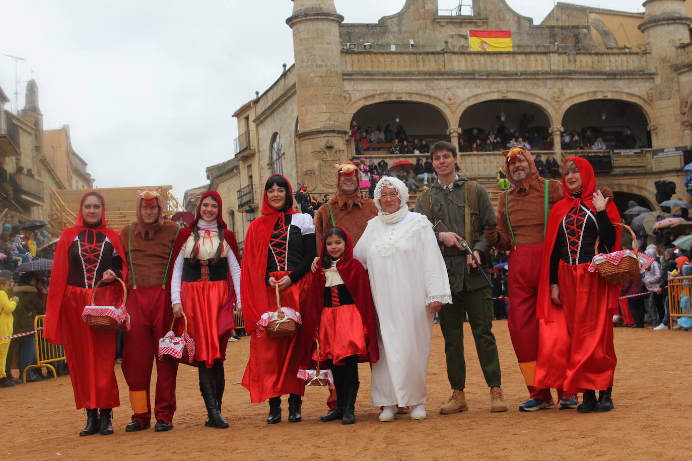 El desfile de disfraces del Carnaval del Toro resiste al frío y el agua