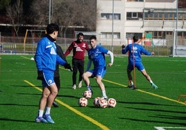 Mikel Serrano devuelve el esférico durante un ejercicio en una de las sesiones de entrenamiento de Unionistas de la presente semana.