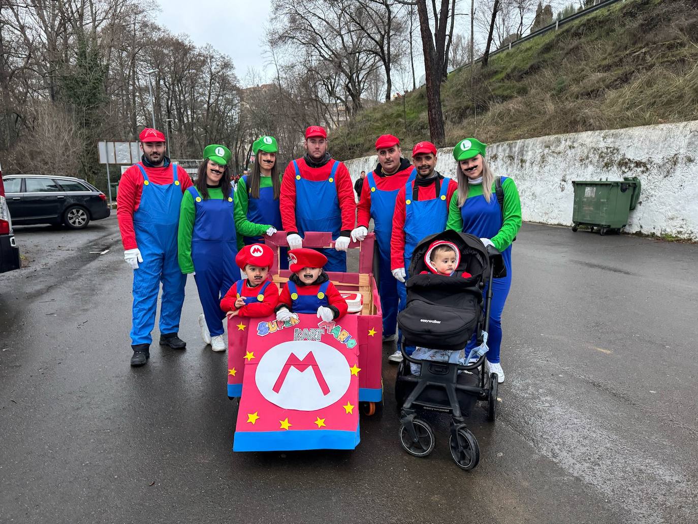 Multitudinaria fiesta de Carnaval en Béjar aún sin desfile por la lluvia