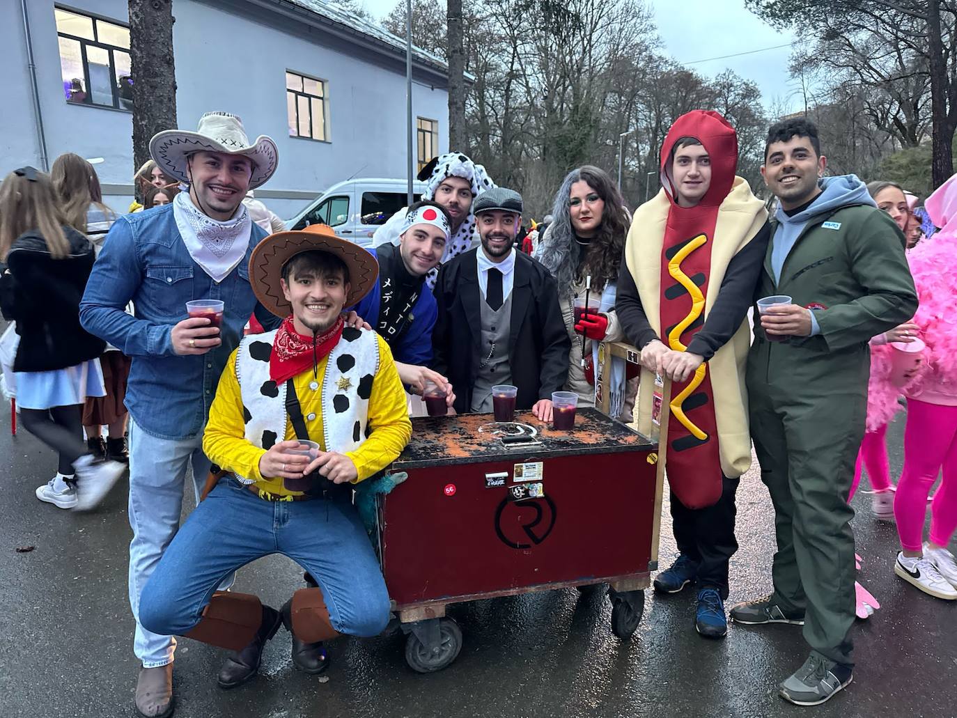 Multitudinaria fiesta de Carnaval en Béjar aún sin desfile por la lluvia