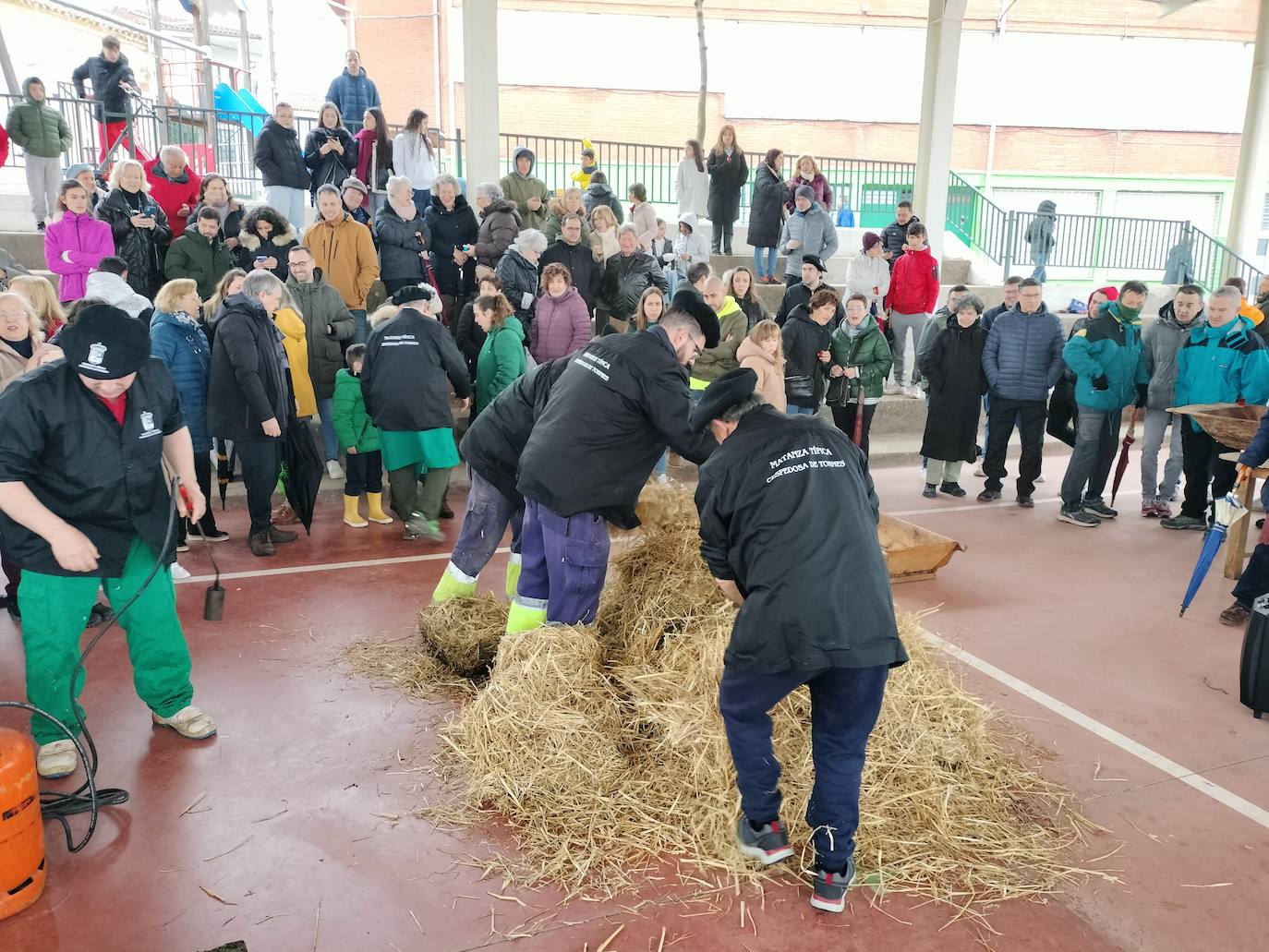 Cespedosa de Tormes rinde homenaje a su grupo de danzas en la matanza tradicional