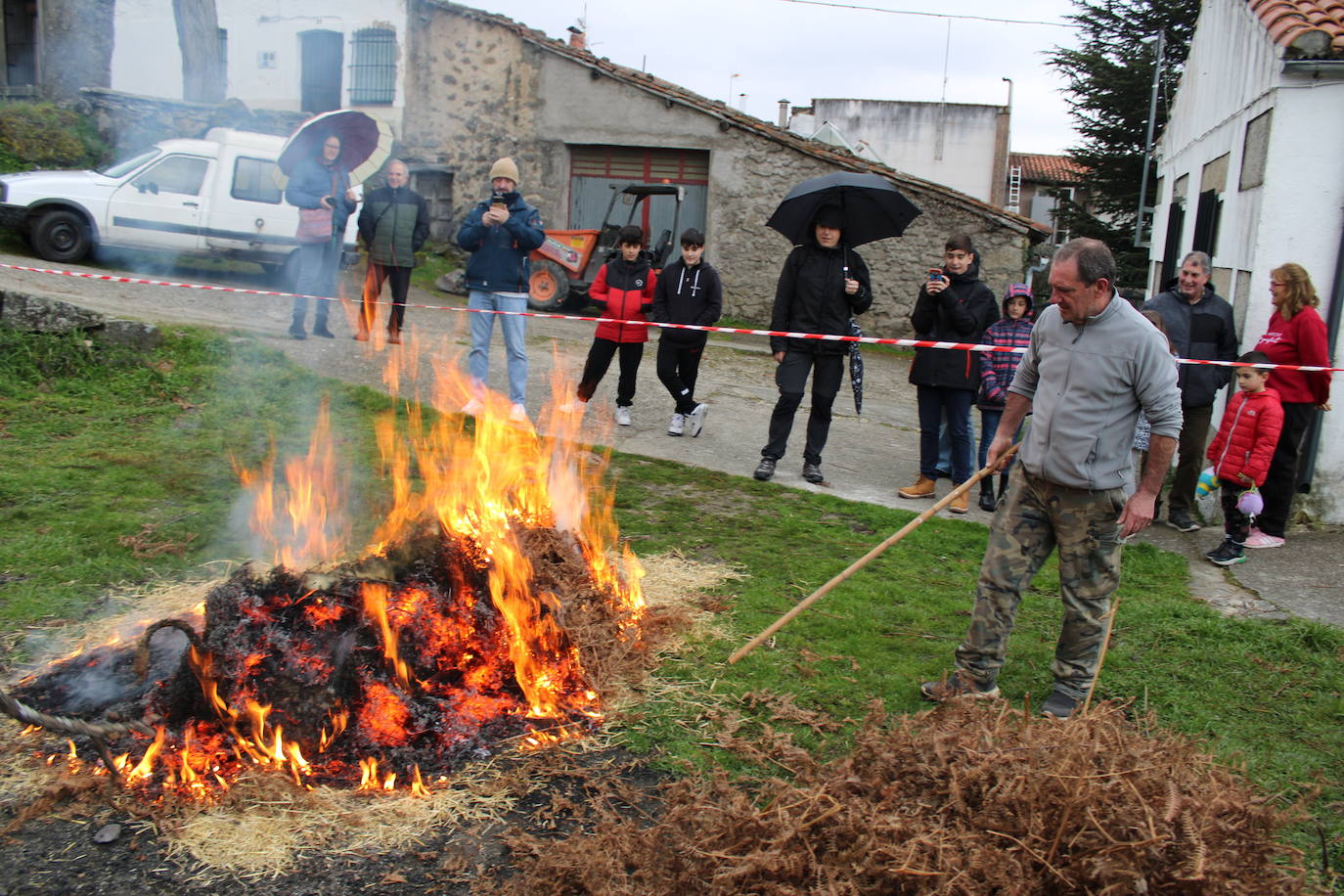 Horcajo de Montemayor se vuelca con su matanza popular