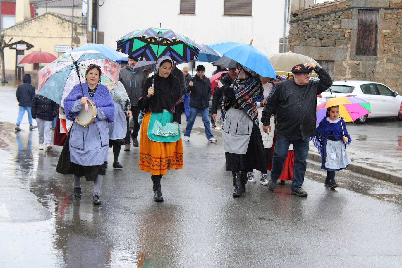 Peromingo disfruta de su fiesta matancera aún con lluvia