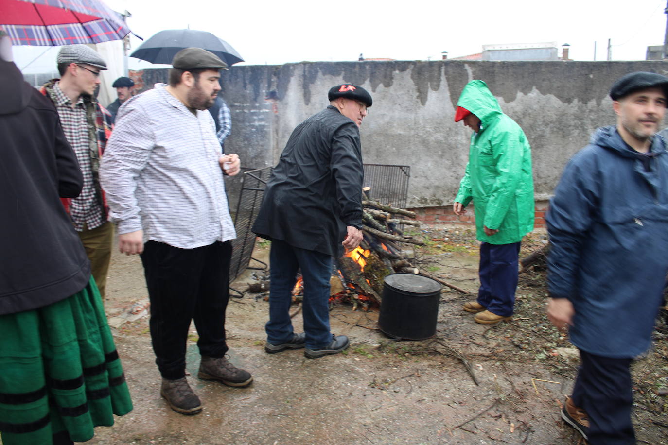 Peromingo disfruta de su fiesta matancera aún con lluvia