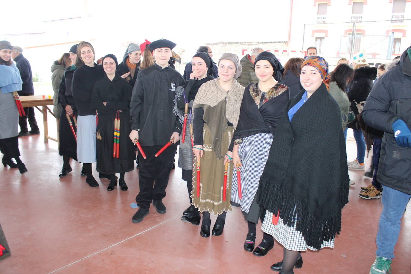 Cespedosa de Tormes rinde homenaje a su grupo de danzas en la matanza tradicional