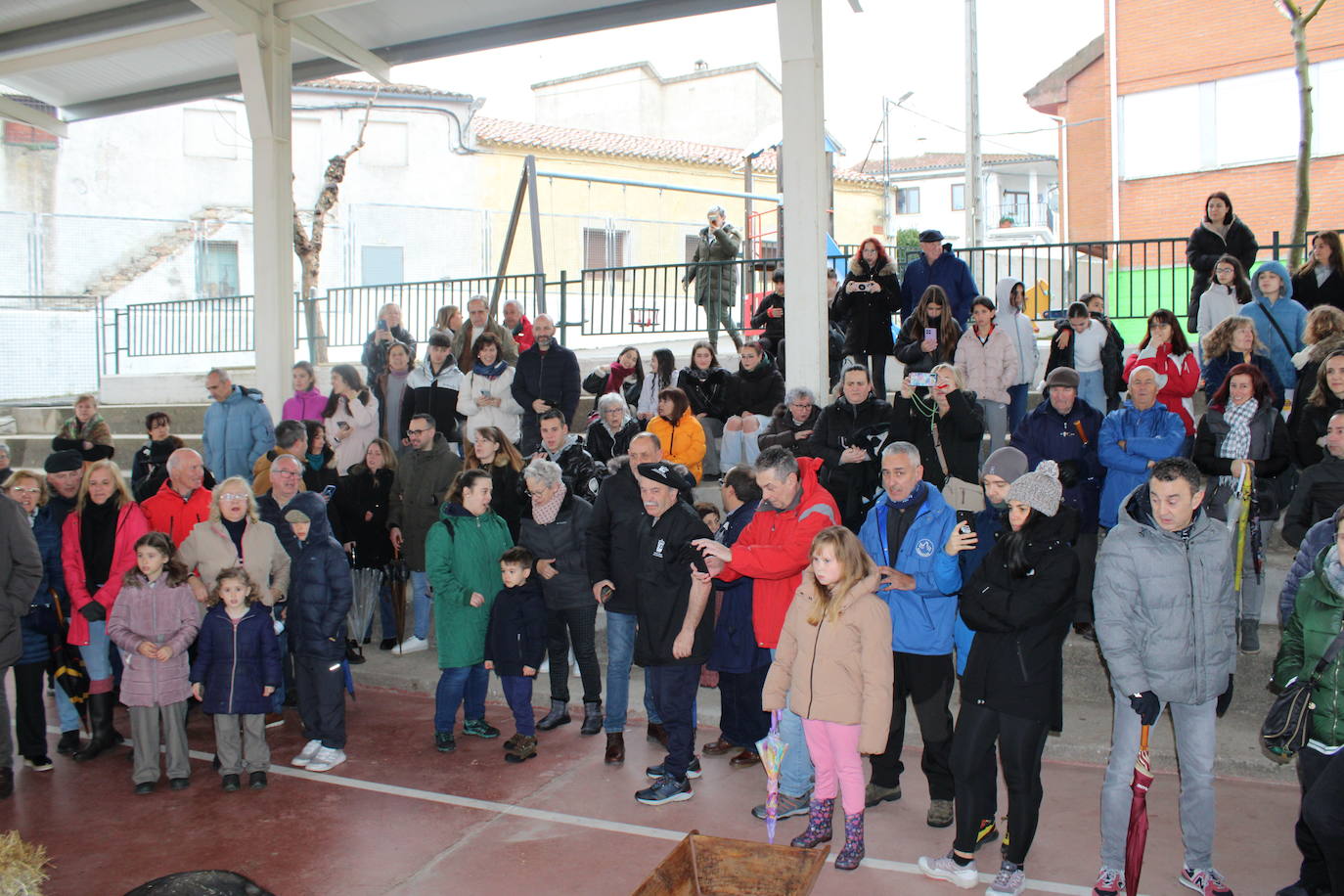 Cespedosa de Tormes rinde homenaje a su grupo de danzas en la matanza tradicional