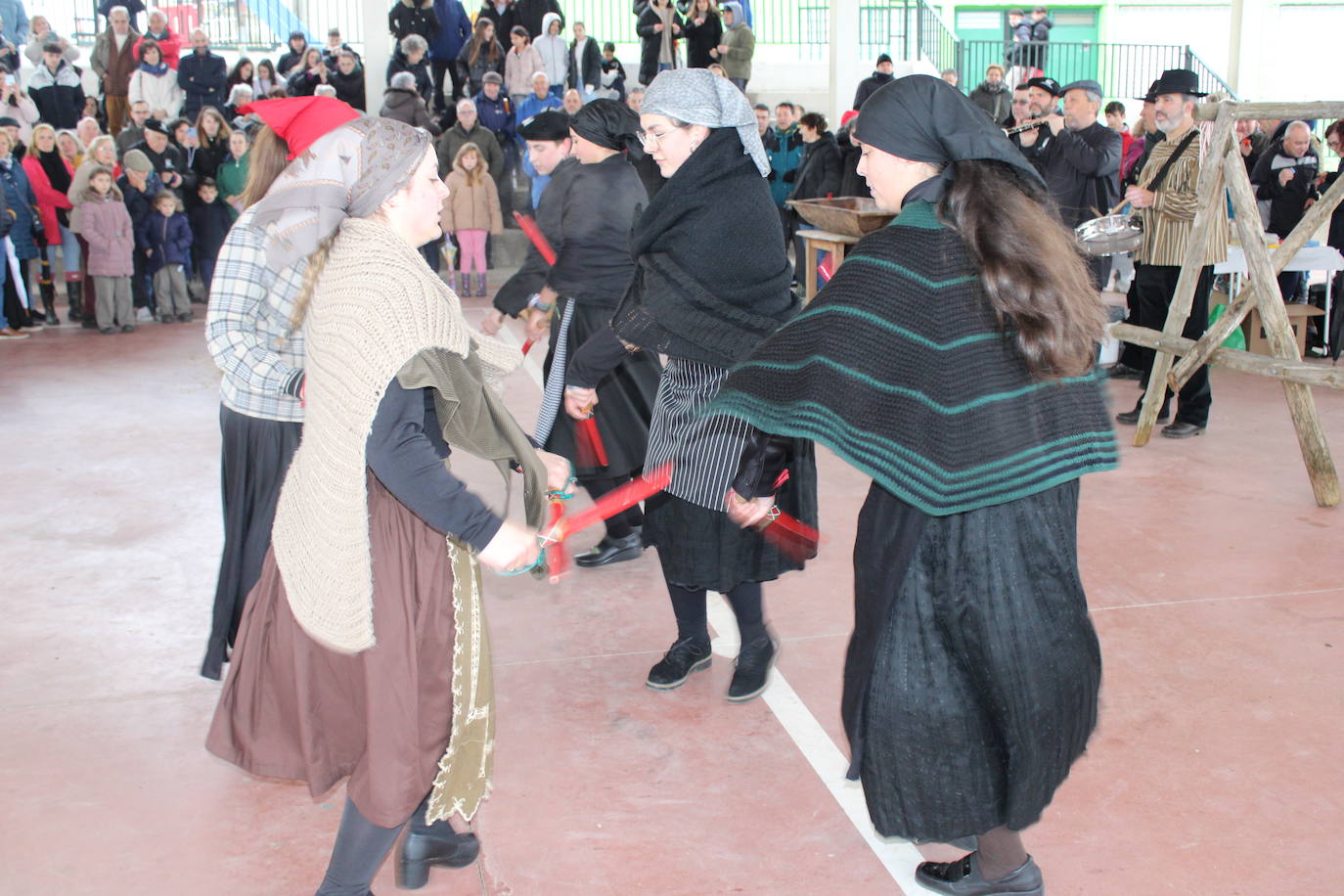 Cespedosa de Tormes rinde homenaje a su grupo de danzas en la matanza tradicional