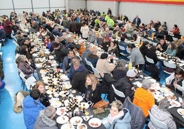 Imagen del pabellón de Berrocal lleno de comensales para disfrutar de la comida de matanza