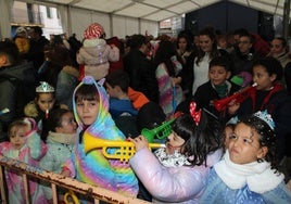 Los niños disfrutaron con la música y la trompetada en la carpa de Julián Coca