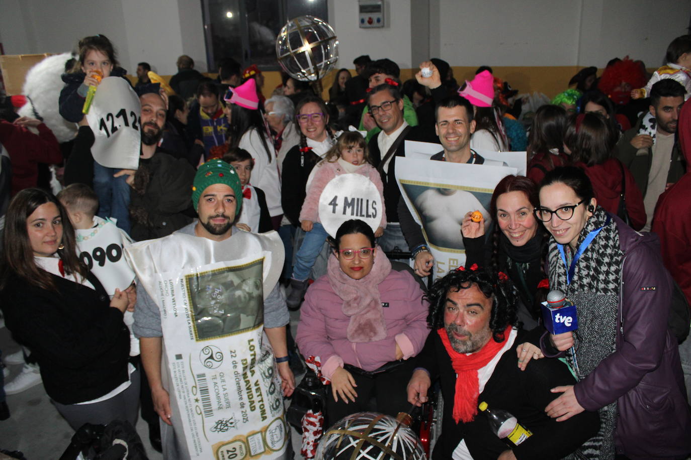 Multitudinaria fiesta de Carnaval en Béjar aún sin desfile por la lluvia