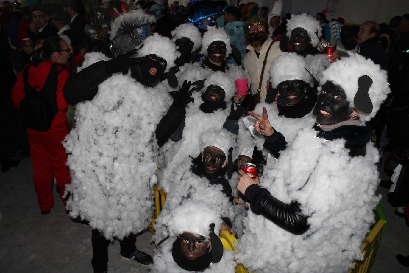 Multitudinaria fiesta de Carnaval en Béjar aún sin desfile por la lluvia