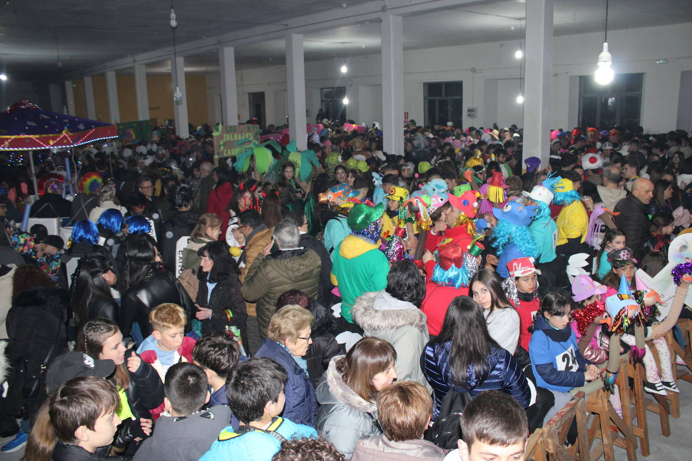 Multitudinaria fiesta de Carnaval en Béjar aún sin desfile por la lluvia